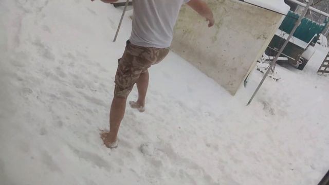 😃 Отличный способ взбодриться 😲 Папа Синичек босиком гуляет по свежевыпавшему снегу ❄ Жизнь в селе смотреть онлайн