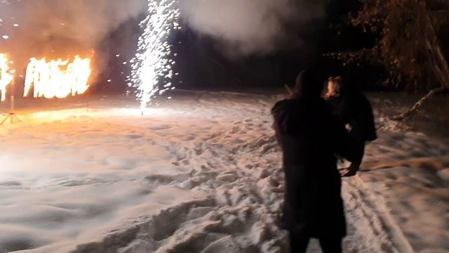 Огненная надпись: Я ТЕБЯ ЛЮБЛЮ + 2 пирофонтана 5м60с смотреть онлайн