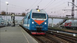 Отправление синего электровоза ЭП1М-389 с перегоняемым электровозом ЧС4Т-391 и пассажирским поездом