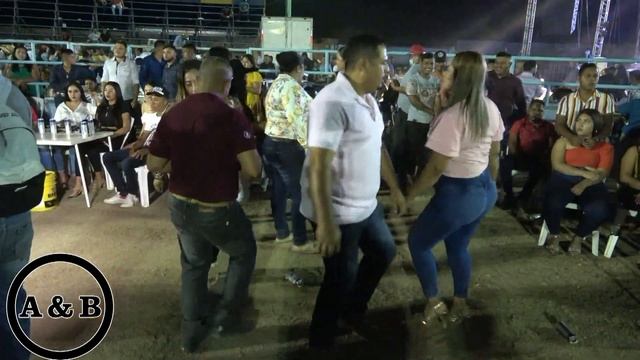 QUE CHULA POTRANCA DE AZUL  SI QUE SABE PARA QUE SON ESAS LINDAS PIERNA   APURO ZAPATEARLE PAPA