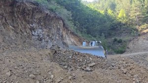 Строительство, горная дорога срезаем склон