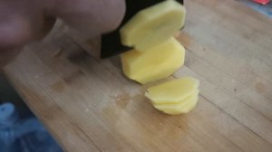 Нарезка картошки топориком Fiskars X5