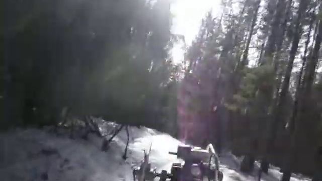 По подтаевшему насту амфибийный буксировщик.