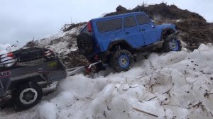 Радиоуправляемые внедорожники на бездорожье. Тяжело с прицепами.