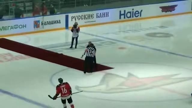 Моуринью упал во время вбрасывания Jose Mourinho fell on the ice before hockey game