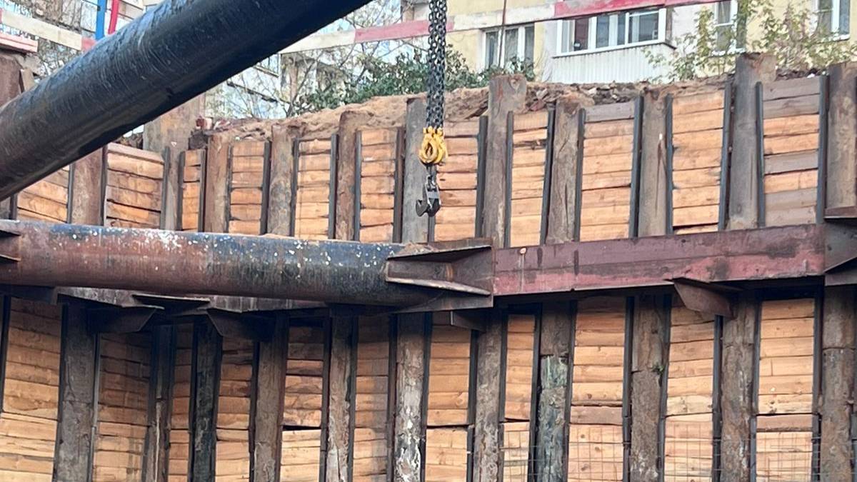 Погружение и извлечение шпунта труб вибропогружателем