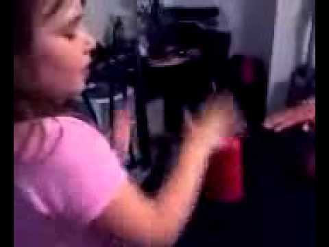 My 5 Year Old Daughter Attempting "Cup" смотреть онлайн