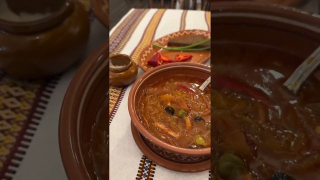 суп кишк в глиняной миске с хлебом