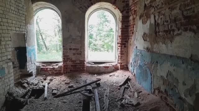Внутри разрушенного дома дворянской усадьбы Полторацких "Грузины". Торжок. часть 2.