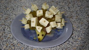 Канапе ежик с виноградом и сыром на праздничный стол
