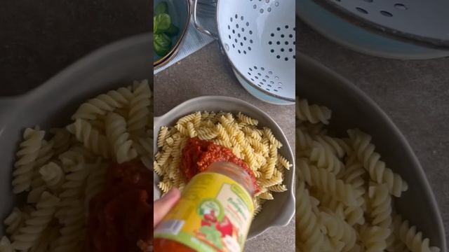 Spirelli überbacken mit Bolognese-Tomaten-Soße und Altes-Brot-Crumble