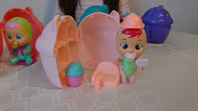 Обзор Cry Babies. София открывает домики с пупсиками. Video for kids