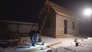 УЖИН И СТРОЙКА В ДЕРЕВНЕ как я распилил рубероид для прокладки для будущих полов ПОДВАЛ ИЛЬИЧА ВЛОГ