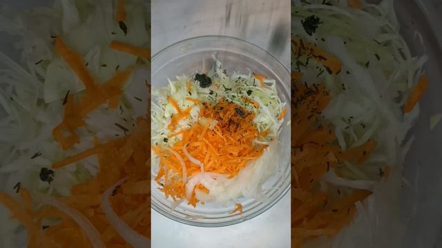 Быстрый  витаминный салат с капусты и морковки 🥗🥬🥕•