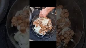 Самая вкусная тушёная капуста с грудинкой которую я когда-либо готовил.