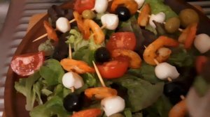 Салат с моцареллой, креветками 🦐 🥗 на шпажках. Салат с морепродуктами, оливкими/Salade 🍤 crevettes.