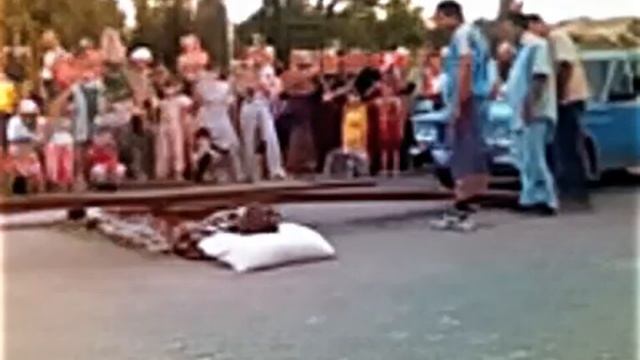 Автомобиль переехал женщину по доскам смотреть онлайн