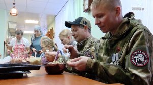 Участники СВО вместе с братскими волонтёрами массово лепили пельмени