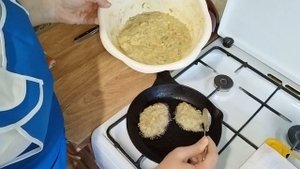 Готовим завтрак. Оладьи из кабачков и баклажан. Вкуснее, чем мясо. Всем очень нравится это блюдо)!