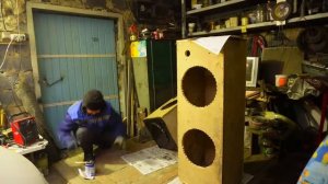 ужин в деревне за семейным столом и покраска акустических колонок в гараже