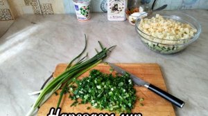 Салат из копчёной курицы с яблоками.