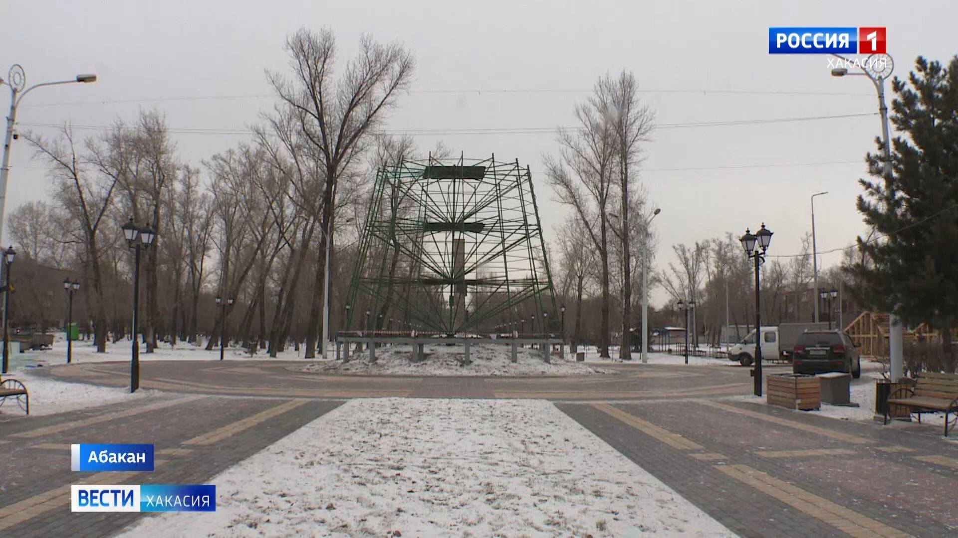 В Абакане начали монтировать главную городскую ёлку