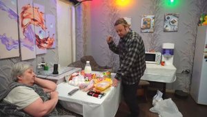 Сын взял кредит чтобы купить продукты для родителей пенсионеров и птичьего корма сибирским птичкам