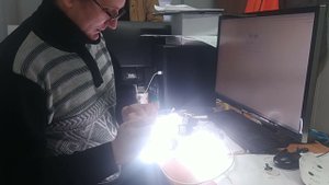 4 лампочки от одной батарейки. Рабочая схема.