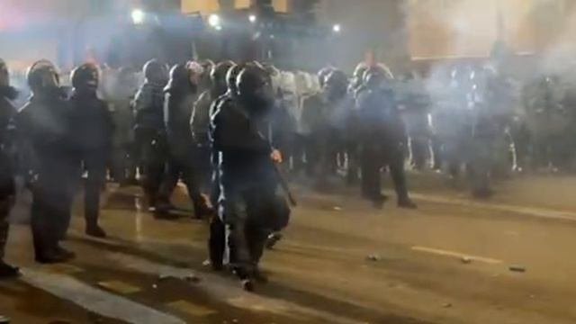 В Тбилиси между сторонниками Евромайдана и полицейскими идет настоящая перестрелка