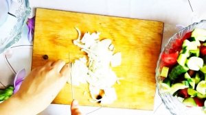 Салат с помидорами, огурцами, луком, зеленью и со сметаной