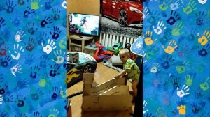 Брат и его уборка комнаты. В этот момент, лучше ему не попадаться на глаза))