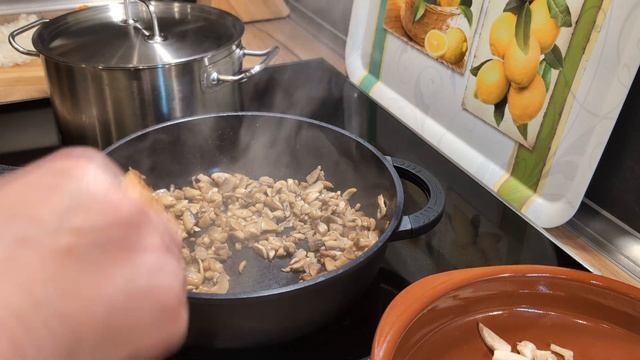 Грибной суп из шампиньонов и с плавленым сыром.🍲🧀