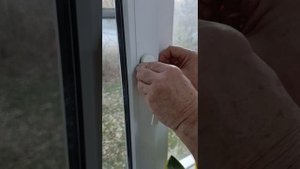 Ставим фиксатор на пластиковое окно.