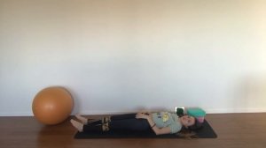 Лёгкая зарядка в кровати в положении лёжа