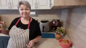 РАЗОБРАЛА И РАЗЛИЛА ХОЛОДЕЦ,СДЕЛАЛА САЛЬТИСОН И ПЮРЕШКУ,ЗАМАРИНОВАЛА КАРТОШКУ.