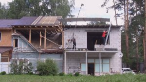 Подъём 6 метрового листа металлочерепицы.