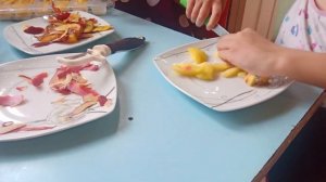 Нигуша готовит коктейль со своей мамой 1 часть