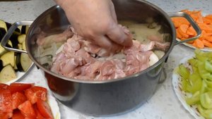 Кусочки мяса, тающие во рту, томлённые в овощном соку, такое просто не может не понравится.