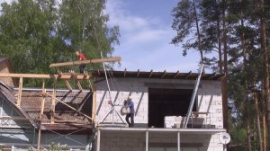 Подъёмный кран в каркасном строительстве.