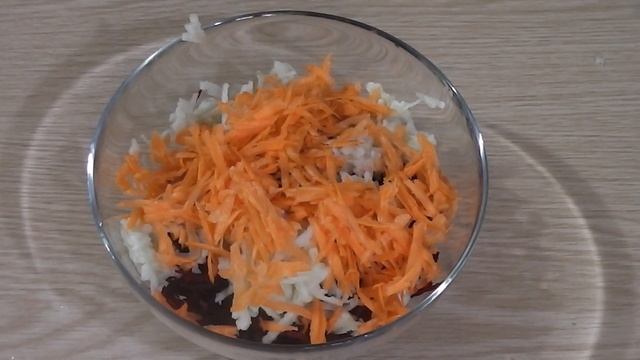 Здравословна салата от цвекло, моркови и ябълка