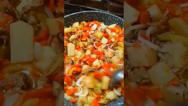 Вкусное жаркое из говядины с овощами.