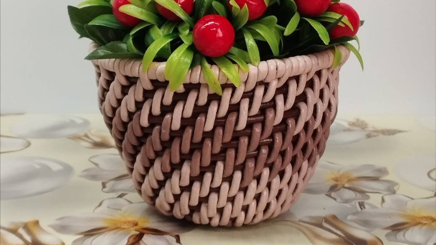 Мастер-класс: создание плетеного кашпо из газетных трубочек