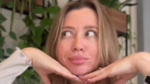 Яна Казанцева - Рука к подбородку