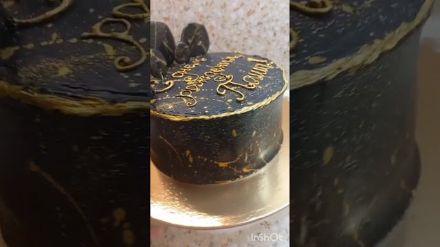 Внутри кули из чёрной смородины,манговый мусс,крем пломбир,молочный бисквит.Снаружи шоколадный гана