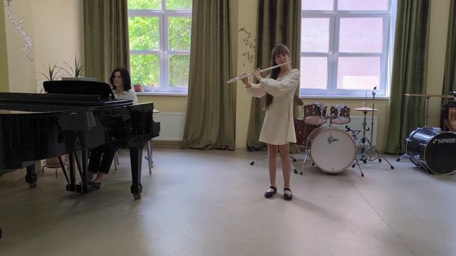 К.Стамиц. Концерт - 1 часть 
Исполняет Виталия Гришина 13 лет ( 5 класс)