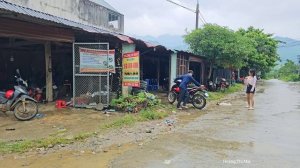 Young girl pretends to have a broken car to approach Mai's 17 year old boyfriend | Hoàng Thị Mai