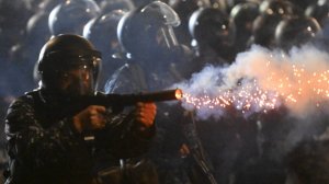 «В полицейских бросают тяжелые предметы»: в Грузии продолжаются протесты