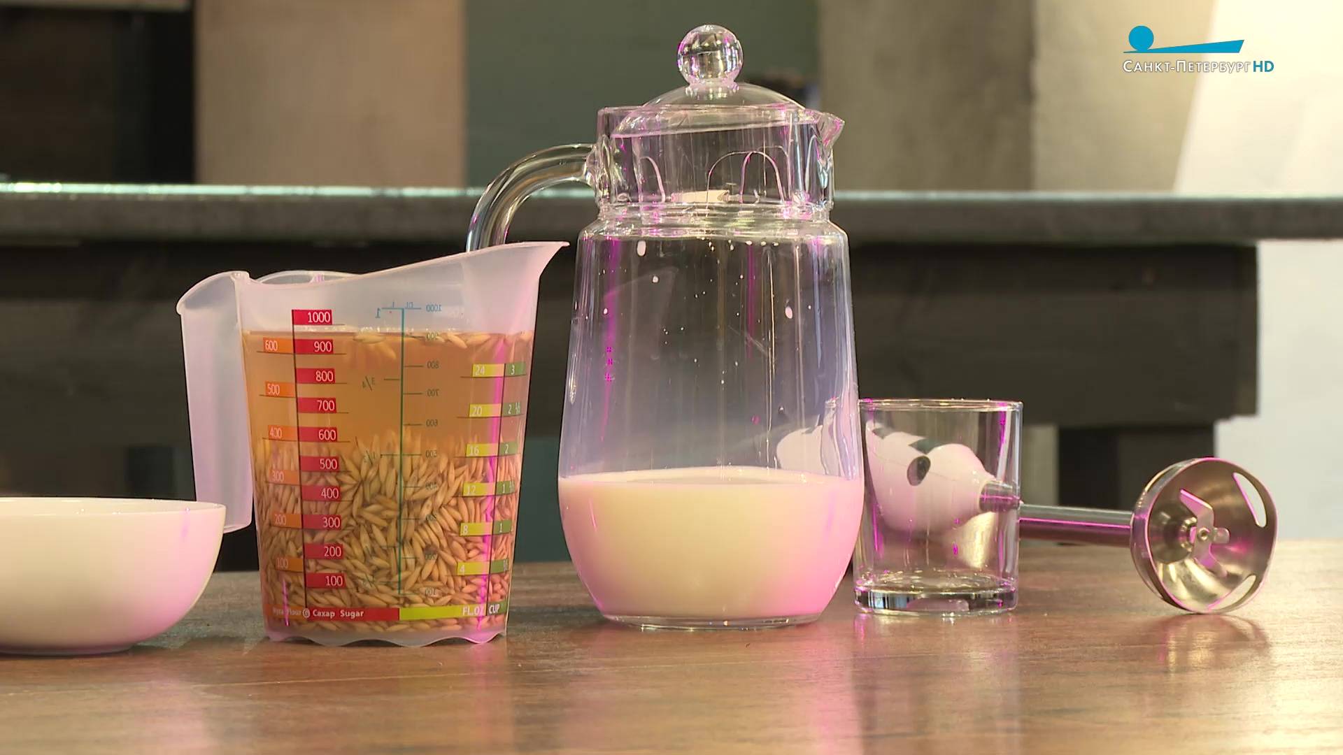 Овсяное молоко. В чём польза этого напитка? смотреть онлайн