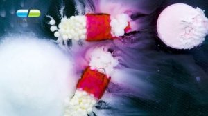 Процесс растворения лекарств. Макросъёмка