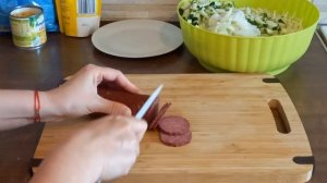 Капустный салат с сухариками и колбасой